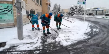 آغاز عملیات پاکسازی معابر فرعی مشهد از برف و یخ