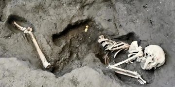 کشف اسکلت یک انسان با لباس زمستانی در مشهد/ این فرد را شناسایی کنید +عکس