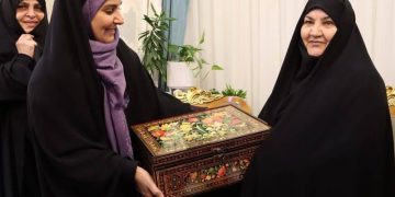 دیدار وزیر راه و شهرسازی با خانواده سردار شهید شوشتری