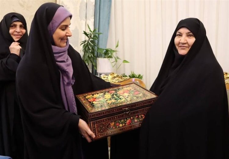 دیدار وزیر راه و شهرسازی با خانواده سردار شهید شوشتری