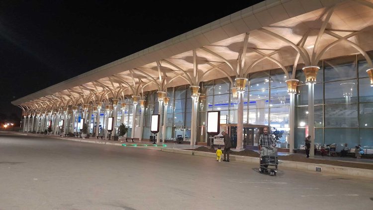 صادق: فرودگاه مشهد توجه ویژهای به مسافران و زائران دارد