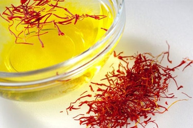 کشف ۱۰۰ بطری زعفران مایع تقلبی در مشهد