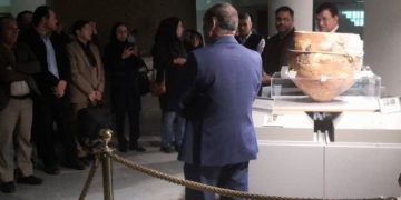 رونمایی باستان‌شناسان از ظرف سفالی دشت کشف رود مشهد