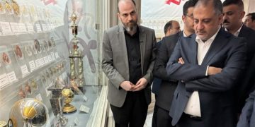 تشرف وزیر ورزش عراق به حرم رضوی/ بازدید از موزه حرم