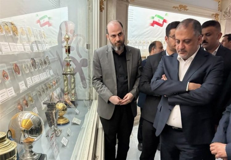 تشرف وزیر ورزش عراق به حرم رضوی/ بازدید از موزه حرم