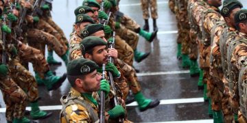 مراسم روز ارتش در مشهد زیر باران آغاز شد