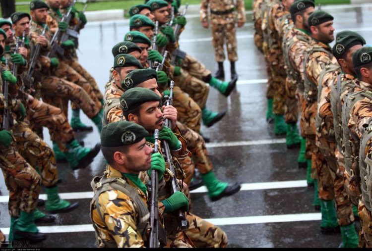 مراسم روز ارتش در مشهد زیر باران آغاز شد