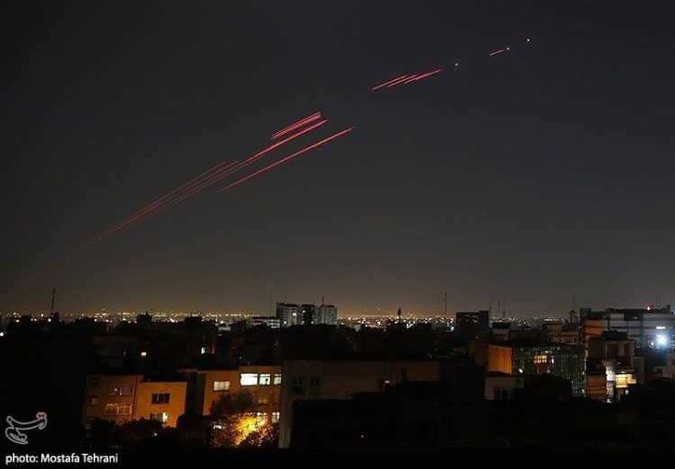 انهدام شئ ناشناس در آسمان مشهد توسط پدافند هوایی