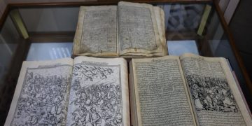 رونمایی از ۳ کتاب چاپ‌ سنگی با موضوع عاشورا در حرم رضوی