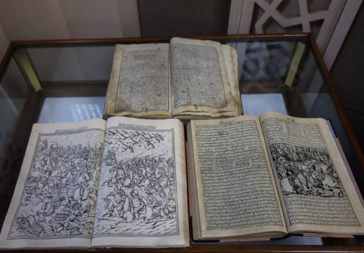 رونمایی از ۳ کتاب چاپ‌ سنگی با موضوع عاشورا در حرم رضوی