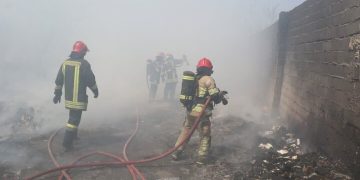 مهار حریق گسترده در انبار ضایعات مشهد