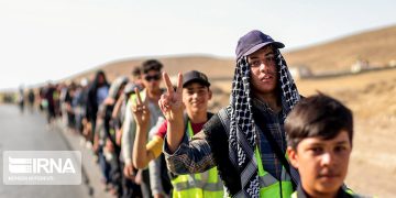 حرکت ۱۰۰ کاروان زائران پیاده به سوی مشهد آغاز شد