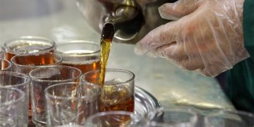 چای با طعم خدمت؛ خدمت عاشقانه در چایخانه حرم رضوی +عکس