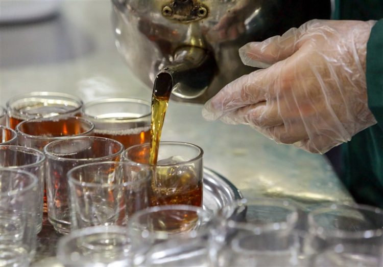 چای با طعم خدمت؛ خدمت عاشقانه در چایخانه حرم رضوی +عکس