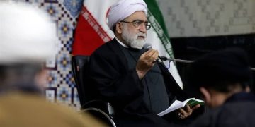 شاعران و نویسندگان در آثار خود مفهوم «اتحاد مقدس» را تبیین کنند