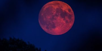 اقامه نماز آیات هم زمان با وقوع پدیده ماه گرفتگی در حرم مطهر رضوی