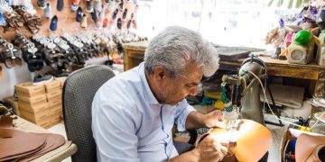 نیمی از تولیدات کفش دست‌دوز کشور متعلق به مشهد است