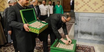 ۳۰۰ هزار مهر تربت کربلا جایگزین مهرهای قدیمی در حرم رضوی شد