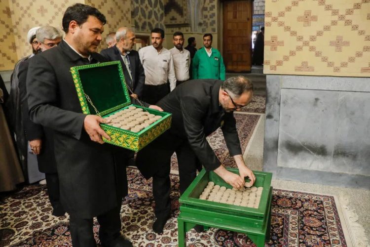 ۳۰۰ هزار مهر تربت کربلا جایگزین مهرهای قدیمی در حرم رضوی شد