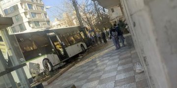 انحراف اتوبوس شهری در مشهد حادثه آفرید