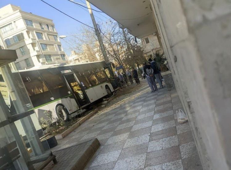 انحراف اتوبوس شهری در مشهد حادثه آفرید