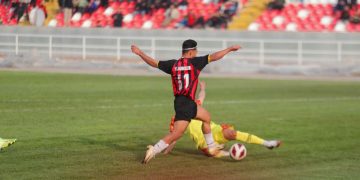 دلگرمی هواداران مشهدی در هوای سرد ورزشگاه ثامن/ ابومسلم بازی باخته را برد