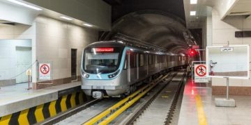 ماجرای خطای قطارشهری در مشهد و مسافرانی که در میانه راه پیاده شدند